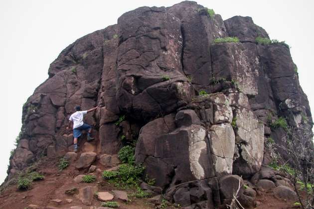 15 feet tall rock at the top of the fort from where you can get 360-degree view